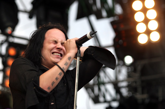 Jussi tulkitsee
Live 05, Helsinki.
Avainsanat: Jussi Uniklubi tulkitsee irvistää Rakkautta ja piikkilankaa tatuointi valot ulkoilmakonsertti