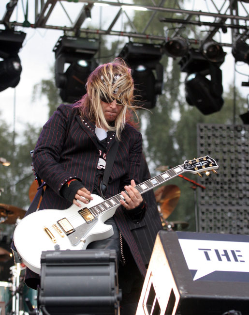 Janne vääntää sooloa
Avainsanat: Uniklubi Janne soolo kitaristi valkoinen sähkökitara Gibson rokkari ulkona huivi Live 05 Näiden tähtien alla
