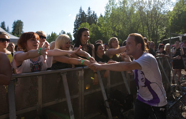 Rakkaudesta hullluuteen
Jussi ja Pioneerifestivaalin eturiviä, Kouvola 2010
Avainsanat: Uniklubi Jussi Selo Pioneerifestivaali yleisö eturivi