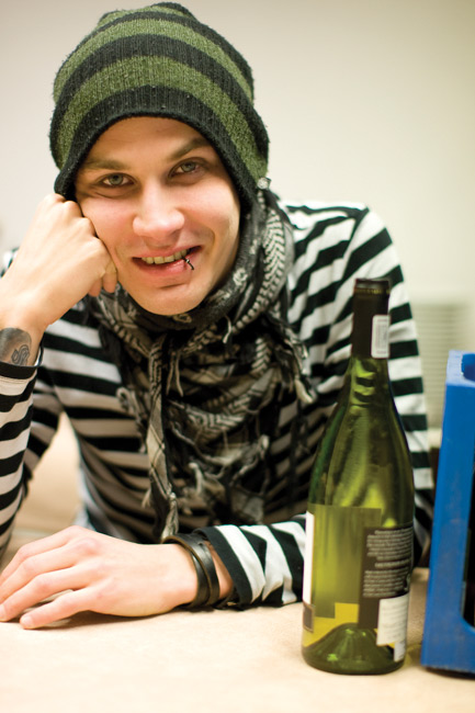 Hymykuva
Haastattelu, Jussi, Kotka 2008.
Avainsanat: Uniklubi Meriniemi Kotka Luotisade Jussi iloinen haastattelu pipo lävistys viinipullo raidallinen
