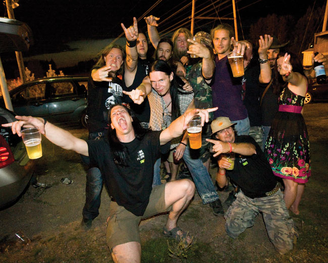 Se on täytetty!
Festivaalin viimeinen esiityjä on lopettanut, kaikki on mennyt hyvin - ja Vuorela sammunut vessaan - ja järjestäjien on aika rentoutua.
Avainsanat: Dark River festival Kotka Kymi Honkala järjestäjät kesto ry lihaa viinaa kaljaa kieli