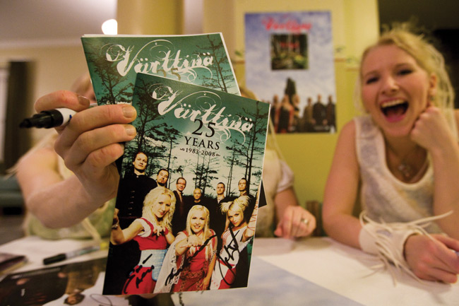 Värttinä 25 years 1983-2008
Johanna tunkee nimmareilla varustettua käsiohjemaa kameraan...
Avainsanat: Värttinä omilla mailla 25-vuotisjuhlakiertue 25 years Mari Kaasinen Susan Aho Johanna Virtanen kaunis iloinen seksikäs pirteä käsiohjelma nimmari nimikirjoitus