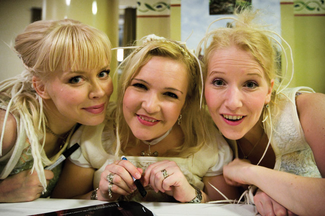 Tytöt
Johanna, Mari ja Susan
Avainsanat: Värttinä omilla mailla 25-vuotisjuhlakiertue 25 years Mari Kaasinen Susan Aho Johanna Virtanen kaunis iloinen seksikäs pirteä