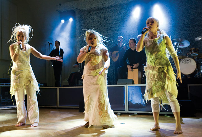 Solistit
Susan Aho, Mari Kaasinen, Johanna Virtanen
Avainsanat: Värttinä omilla mailla 25-vuotisjuhlakiertue 25 years Mari Kaasinen Susan Aho Johanna Virtanen naiset kansanmusiikki