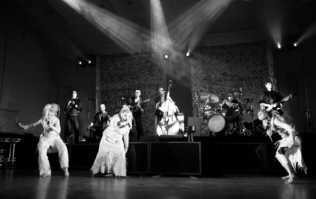 Värttinä - mustavalkoinen
Avainsanat: Värttinä omilla mailla 25-vuotisjuhlakiertue Kotka Konserttitalo 25 years Mari Kaasinen Susan Aho Johanna Janne Lappalainen Hannu Rantanen Markku Lepistö Lassi Logren Toni Porthen Antto Varilo mustavalkoinen