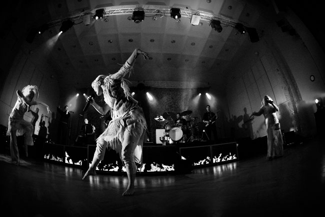 Värttinä loitsuaa
Konserttitalo, Kotka 2008.
Avainsanat: Värttinä omilla mailla 25-vuotisjuhlakiertue 25 years Mari Kaasinen Susan Aho Johanna Virtanen loitsuta