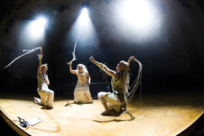 Ruoskat
Avainsanat: Värttinä omilla mailla 25-vuotisjuhlakiertue 25 years Mari Kaasinen Susan Aho Johanna Virtanen ruoskat nahkaruoska