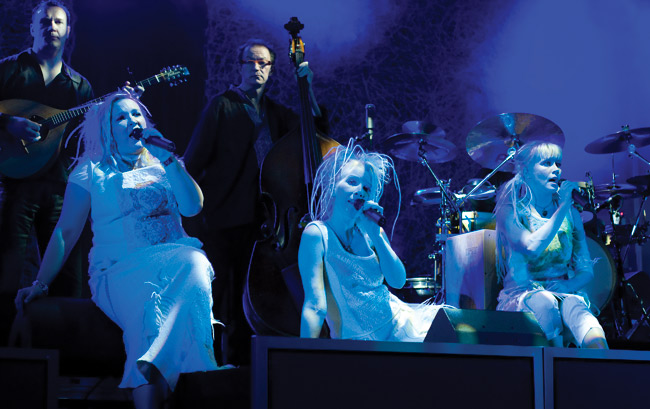 Istuallaan
Mari Kaasinen, Susan Aho ja Johanna Virtanen, Kotka 2008.
Avainsanat: Värttinä omilla mailla 25-vuotisjuhlakiertue Kotka Konserttitalo 25 years Mari Kaasinen Susan Aho Johanna Janne Lappalainen Hannu Rantanen