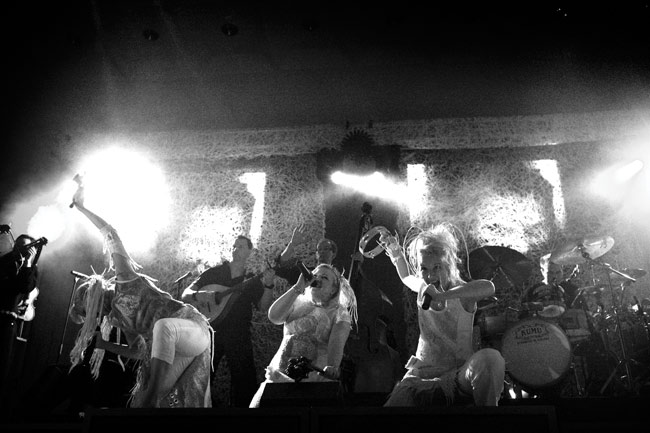 Ã„ijö
Värttinä laulaa loitsua
Avainsanat: Värttinä omilla mailla 25-vuotisjuhlakiertue 25 years Mari Kaasinen Susan Aho Johanna Virtanen äreä seksikäs helistin mustavalkoinen kansanmusiikki äijö