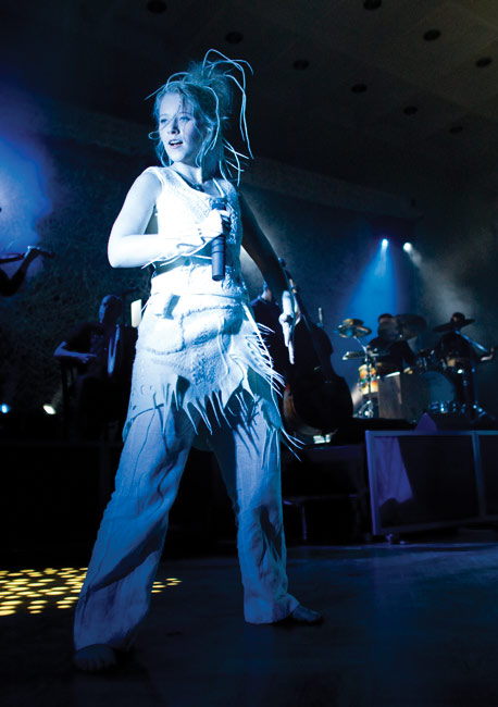 Susan Aho
Avainsanat: Värttinä omilla mailla 25-vuotisjuhlakiertue 25 years kansanmusiikki Susan Aho kaunis iloinen seksikäs pirteä vauhdikas valkoinen