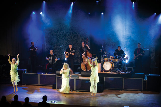 Koko orkesteri
Susan Aho, Mari Kaasinen, Johanna Virtanen - laulu
Janne Lappalainen - bouzouki, saksofoni, kaval-huilu
Hanna Rantanen - kontrabasso
Markku Lepistö - haitarit, 10-kielinen kantele, munniharppu
Lassi LogrÃ©n - viulu, avainviulu, jouhikko, laulu
Toni PorthÃ©n - rummut, lyömäsoittimet
Antto Varilo - kitara
Avainsanat: Värttinä omilla mailla 25-vuotisjuhlakiertue Kotka Konserttitalo 25 years Mari Kaasinen Susan Aho Johanna Janne Lappalainen Hannu Rantanen Markku Lepistö Lassi Logren Toni Porthen Antto Varilo 