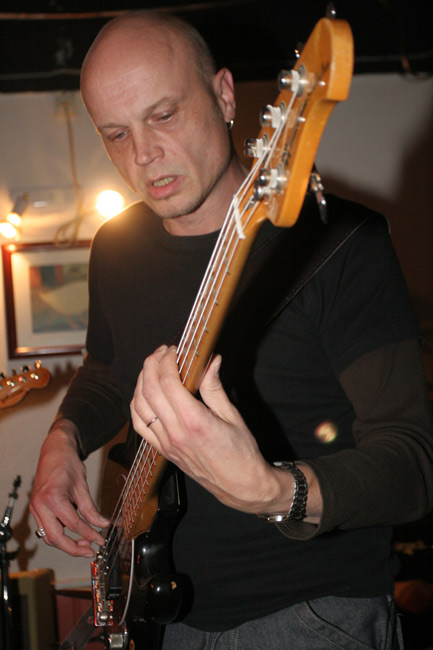 Bassosoolo
Juha Verona lopettelee bassosooloa, Bar Tompuri, Hamina 2005.
Avainsanat: Juha Verona basisti basso bassosoolo Bar Tompuri studiomuusikko