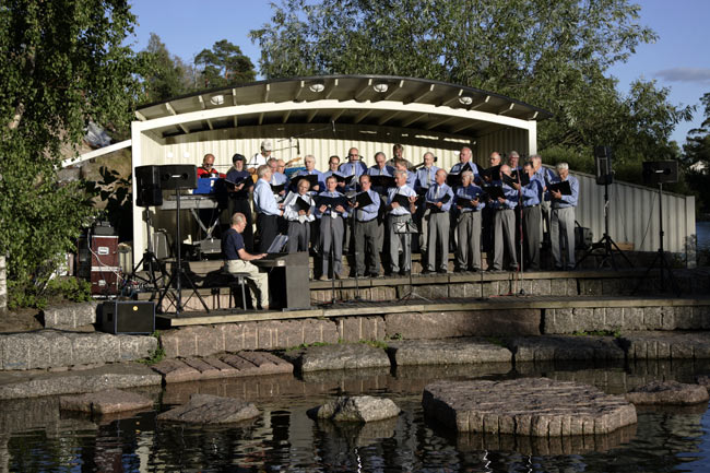 Ilta-aurinko
Juha Vainion lauluja Sapokan vesiopuistossa 2006.
Avainsanat: Junnun lauluseura Juha Watt Vainio Sapokka Kotka puistokonsertti ilta-aurinko