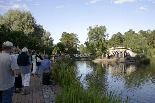 Puistokonsertti
Junnun lauluseura Sapokan vesipuistossa, Kotka 2006.
Avainsanat: Junnun lauluseura Juha Watt Vainio vanhoja poikia viiksekkäitä käyn ahon laitaa sapokka kotka matkailunähtävyys vesipuisto puistokonsertti