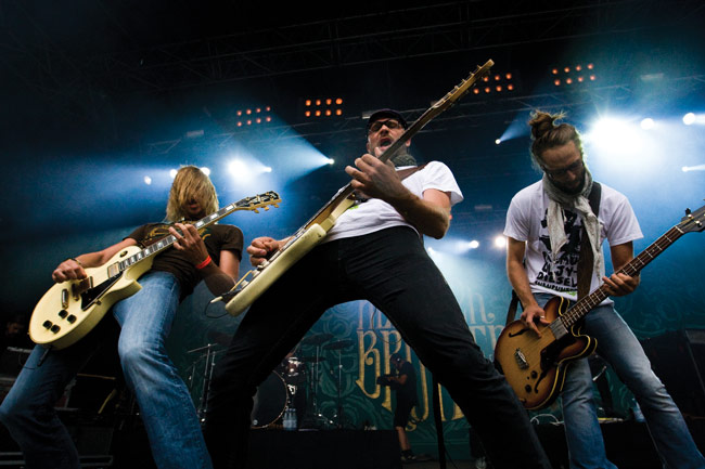 Musakuva numero 5000
Von Hertzen Brothers, Ankkarock, Vantaa 2008.
Avainsanat: Von Hertzen Brothers vhb Ankkarock Vantaa Korso veljekset Mikko Kie Jonne