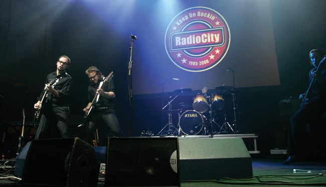 Radio Cityä hautaamassa
Viikate, Kaapelitehdas, Helsinki 2006.
Avainsanat: Viikate Kaarle Simeoni Arvo Ervo Radio City hautajaiset kaapelitehdas Kalle Virtanen Simo Kairistola Erkka Koskinen Ari Taiminen Radio Cityä hautaamassa
Viikate, Kaapelitehdas, Helsinki 2006.
Avainsanat: Viikate Kaarle Simeoni Arvo Ervo Radio City hautajaiset kaapelitehdas Kalle Virtanen Simo Kairistola Erkka Koskinen Ari Taiminen