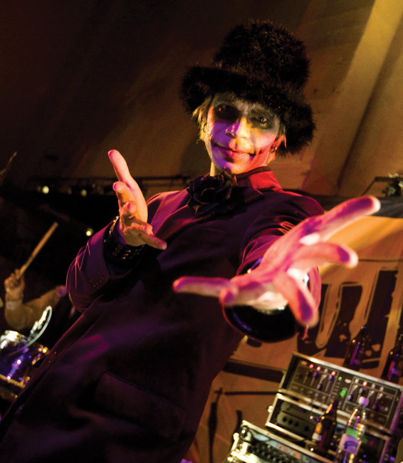 Ville Pusa
Tässä ja nyt
Avainsanat: Ville Pusa Pirulliset bileet Amarillo Mr Hyde band kädet näyttää ojentaa