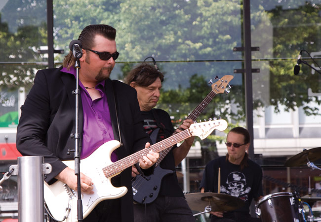 Rautalankojen venyttelyä
Vintage
Avainsanat: Vintage Kotka Rock'n blues Kotkan tori Antti Sipilä
