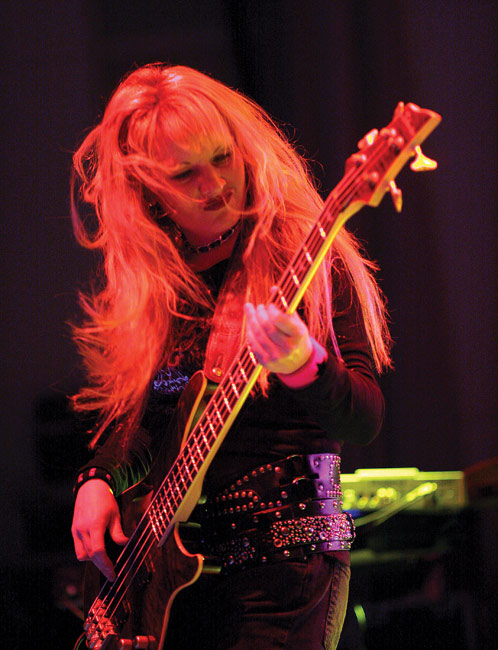 Basswoman
Lynn Louise Lowrey, Vixen 2006.
Avainsanat: Vixen Lynn Louise Lowrey basisti basso kettu nainen pitkätukka Rev it up