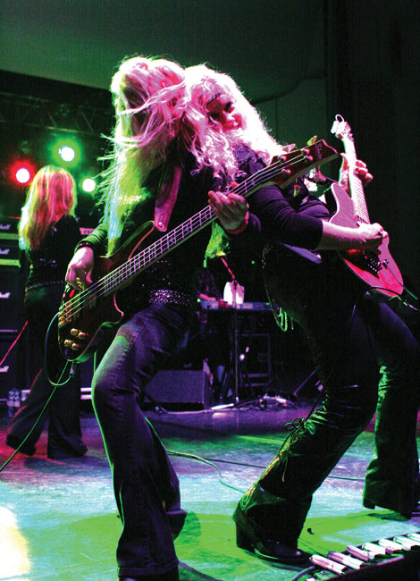 Selät vastakkain
Basisti ja kitaristi, Lynn Louise ja Jan Kuehnemund, Vixen 2006.
Avainsanat: Vixen Jan Kuehnemund Lynn Louise Lowrey Edge of a broken heart christmas is heavy Kulttuuritalo Eastaway selät vastakkain