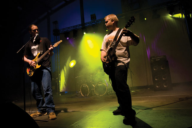 Bandikisassa Seukkareilla
Volume 3, Kotka 2009.
Avainsanat: Seukkarit Kotka Ruonalaun urheiluhalli palloiluhalli bändikisa Volume 3