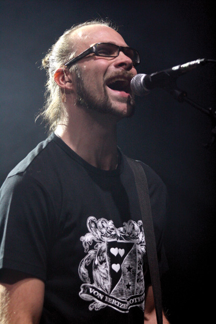 Kie antaa laulun soida
Avainsanat: von Hertzen Brothers Kie laulaa taustalaulu stemmat iloinen nautti parta paita logo vaakuna