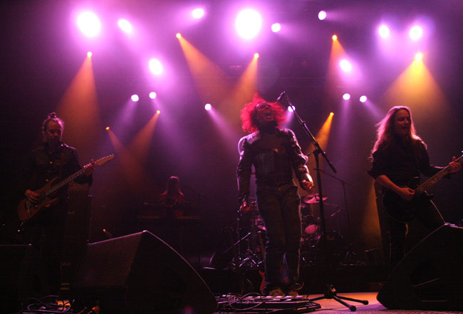 Vauhti päällä
Avainsanat: Waltari Kärtsy Hatakka Jariot Lehtinen Sami Yli-Sirniö Ville Vehviläinen FME valokiilat heavy Blood sample Helsinki vauhti päällä