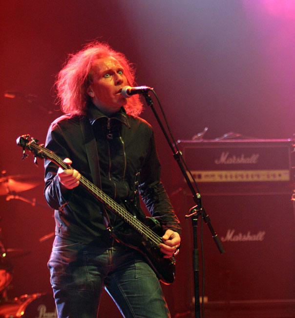 Kärtsy
Avainsanat: Waltari Kärtsy Hatakka basisti solisti punapää punanaama punainen Marshall farkut