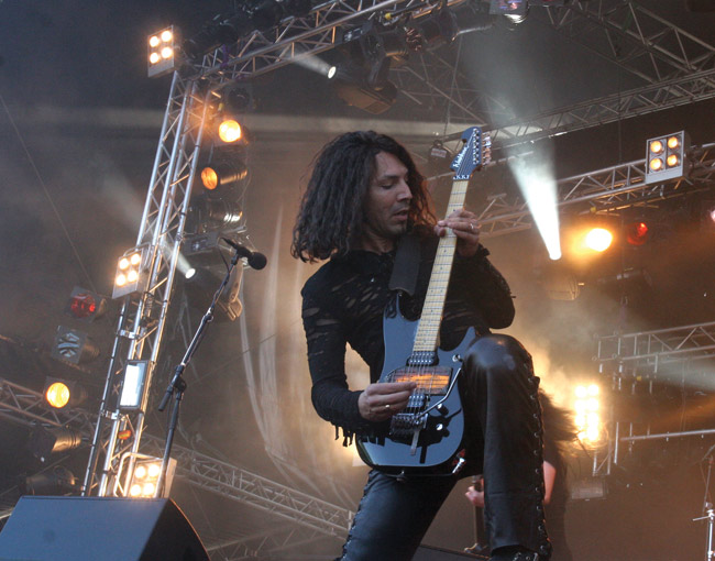 Näin!
Doug Blair soittaa kolmatta pestia WASPin kitaristina.
Avainsanat: W.A.S.P. wasp Doug Blair kitara kädet näyttää kitaristi amerikkalainen Signal2noise sauna open air tampere