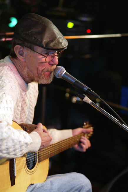 Mike Westhues
Mike Westhues, Bar Tompuri, Hamina 2005.
Avainsanat: Mike Westhues blues mies mikrofoni hattu akustinen kitara Mike Westhues
Mike Westhues, Bar Tompuri, Hamina 2005.
Avainsanat: Mike Westhues blues mies mikrofoni hattu akustinen kitara