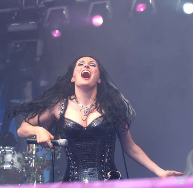 Musiikin tahdissa
Avainsanat: Sharon den Adel Within Temptation hyppiä pomppi suu auki rinnat seksikäs gootti