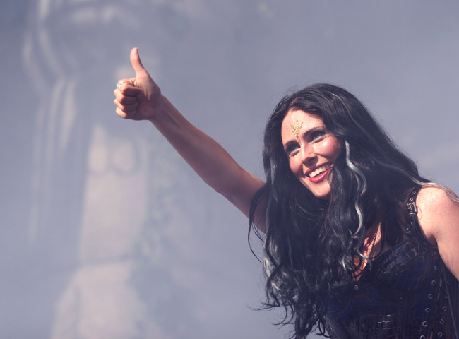Peukkua kansalle
Avainsanat: Sharon den Adel Within Temptation peukalo peukku näyttää angel gootti