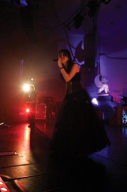 Hämärässä...
...Sharon den Adel - ja Ruud Jolie valossa.
Avainsanat: Within Temptation Sharon den Adel Ruud Jolie hämärä