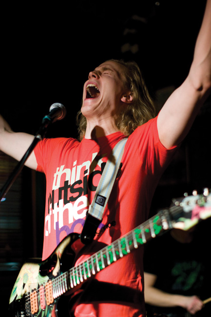 Vaatimattomuus kaunistaa
Kyseessä on sentään jo eka keikka...
Avainsanat: Year Of The Dog Lauri Yrjölä kitaristi Jaska Kotka