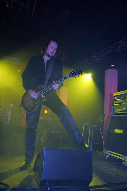 Daffy vääntää sooloa.
Avainsanat: Yö Daffy Terävä soolo kitaristi monitori