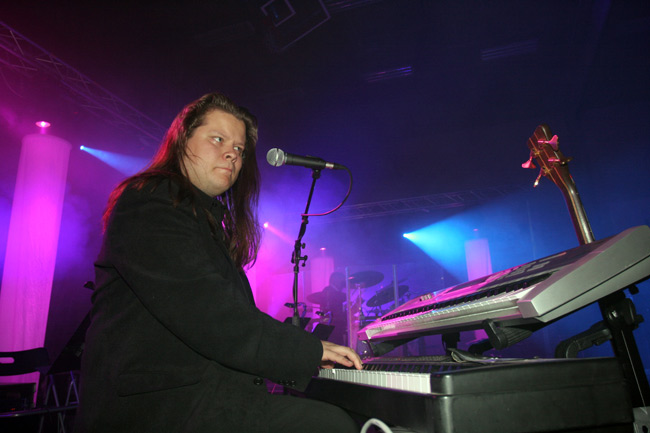 Mikko Kangasjärvi ja kosketinsoittimet.
Avainsanat: Mikko Kangasjärvi koskettimet Yö