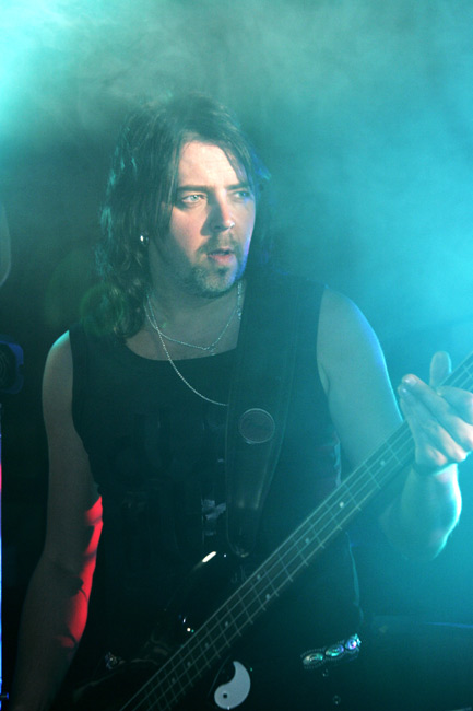 Oikee enkeli?
Jukka Lewis
Avainsanat: Jyukka Lewis Yö basisti oikee enkeli savu