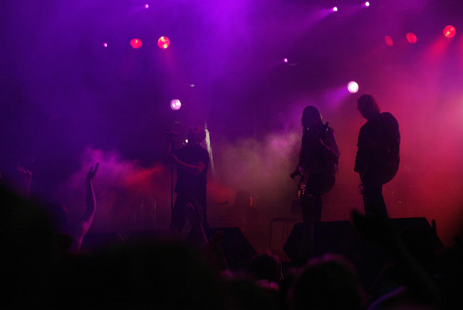 Yö
Yö vastaanottaa yötä, 2004 meripäivät, Kotka.
Avainsanat: Yö bändi hämärä soittajat areena meripäivät