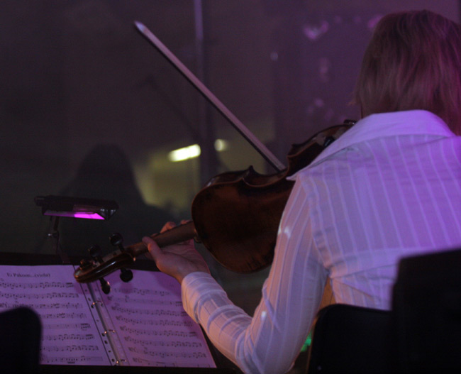 Viululla
Viulu soi Anssi Tikanmäen sovitusten mukaan. "Ei pakoon päästä voi..."
Avainsanat: Viulu viulisti Yö Kuolematon Anssi Tikanmäki jousi Ei pakoon päästä voi