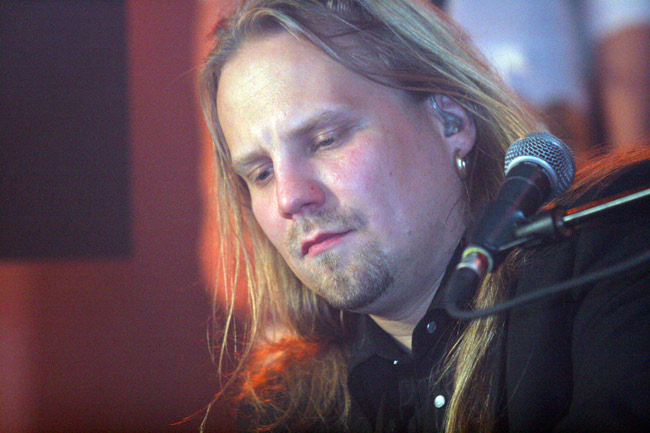 Jari Latomaa
Yön tuottaja ja taustahahmo Jari oli konserttikiertueella mukana toisena kosketinsoittajana.
Avainsanat: Jari Latomaa tuottaja kosketinsoittaja Yö