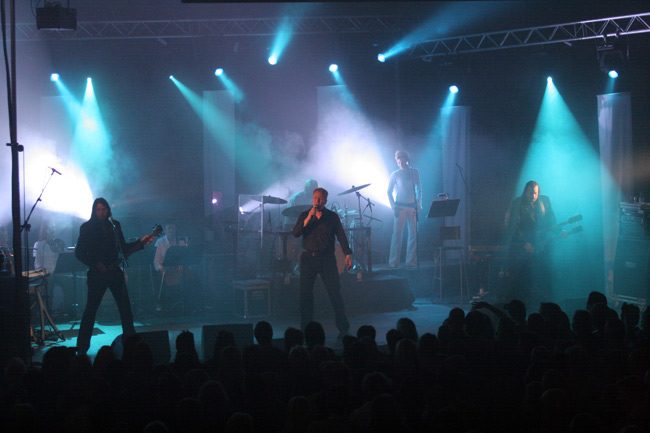 Yö
Yö Loviisan liikuntahallissa 2005.
Avainsanat: Yö lava valot Loviisan liikuntahalli