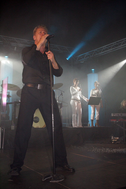 Laulaja ja taustalaulajat
Olli, Miina ja Annika, Loviisa 2005.
Avainsanat: Olli Lindholm Miina Mikkola Annika Eklund solistit Yö Loviisa