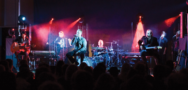 Istuvat rockstarat (?)
Konserttikiertueen esnimmäisen setti oli rauhallinen, Valkeala 2007.
Avainsanat: Yö Valtakunta konserttikiertue Juki Jukka Lewis Olli Lindholm Daffy Terävä Miina Mikkonen Ari Toikka Jari latomaa Mikko Kangasjärvi Suvi Teräsniska Istuvat rockstarat (?)
Konserttikiertueen esnimmäisen setti oli rauhallinen, Valkeala 2007.
Avainsanat: Yö Valtakunta konserttikiertue Juki Jukka Lewis Olli Lindholm Daffy Terävä Miina Mikkonen Ari Toikka Jari latomaa Mikko Kangasjärvi Suvi Teräsniska