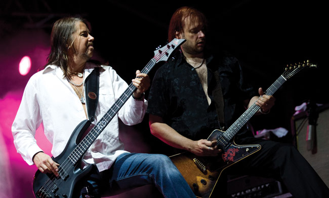 Juki ja Daffy 09
Yö, Kotkan Meripäivät 2009.
Avainsanat: Yö Kotkan Meripäivät Juki Jukka Lewis basso basisti Daffy Terävä