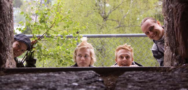 Kurkistus
Year of the Dog 09
Avainsanat: Year of the dog Lauri Yrjölä Teemu Seppälä Toni Mustonen Miikka de Vocht ulkona kesä