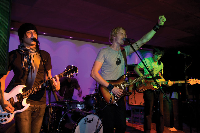 Nyrkki pystyssä
Year of the Dog
Avainsanat: Year of the dog Yellari Kotka ilme irvistää tulkita Lauri Yrjölä Teemu Seppälä Miikka de Vocht