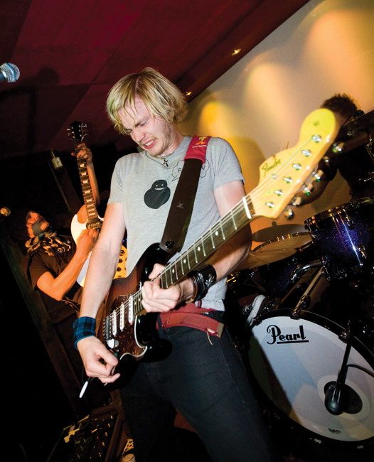 Tulkintaa
Lauri ja Teemu
Avainsanat: Year of the dog Yellari Kotka ilme irvistää tulkita Lauri Yrjölä Teemu Seppälä