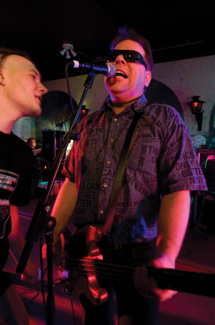 Interaktiivista
Myikö ne itsensä?
Avainsanat: Ypö-Viis Kesto-klubi Kotka Kairo Miika Söderholm Jari Räsänen punk