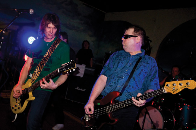 Näin me vedetään
Energia on A ja O
Avainsanat: Ypö-Viis Kesto-klubi Kotka Kairo Miika Söderholm Jari Räsänen punk