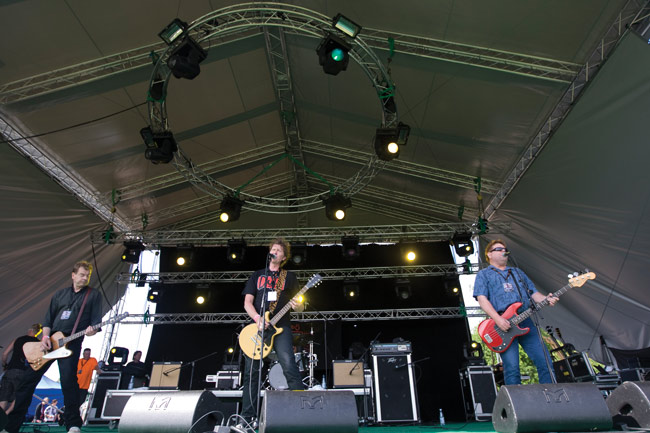 Ypö-Viis 2011
Kotka Rockfestival
Avainsanat: Ypö-Viis Kotka rockfestival Miika Söderholm Mikko Hölmström Rabbe Johansson Jari Räsänen